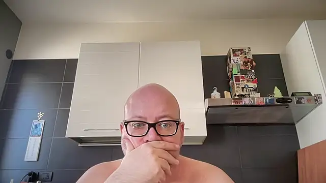 Show modela theitalianbear na web-kameri
