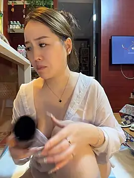 momoli60's Live XXX Chat
