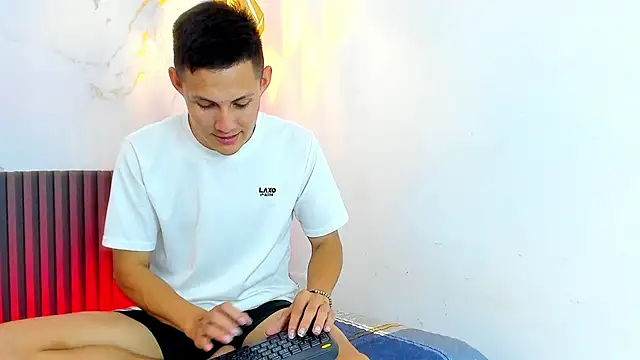 Show modela IzanArias na web-kameri