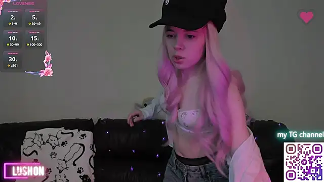 LinneaChan Webcam Show