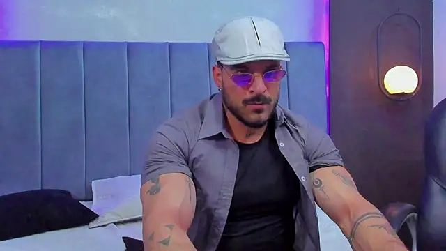 dennis_coxx_: διαδικτυακό σόου στην κάμερα