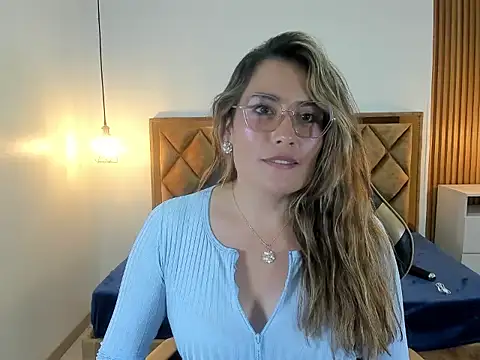 MiaAmadorVS Show in webcam
