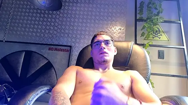 Show modela ThiagoFox na web-kameri