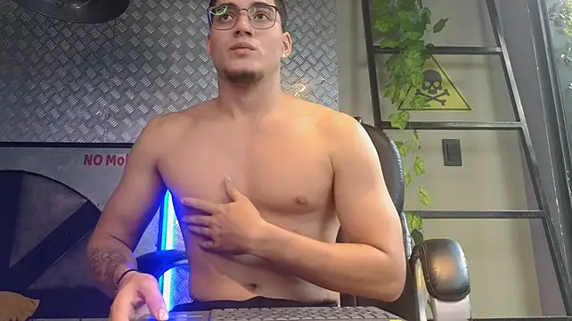 Show modela ThiagoFox na web-kameri