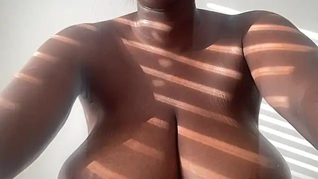 BustyMaya Show in webcam