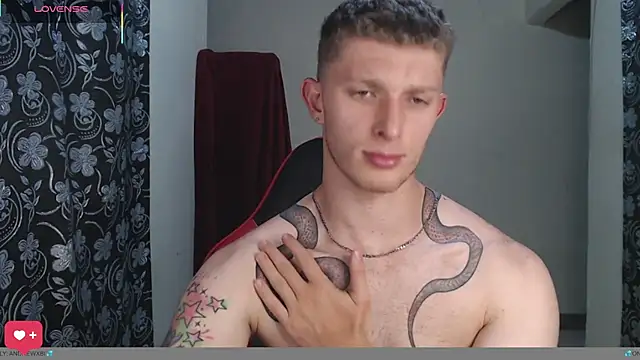 Show modela andrewxbii na web-kameri