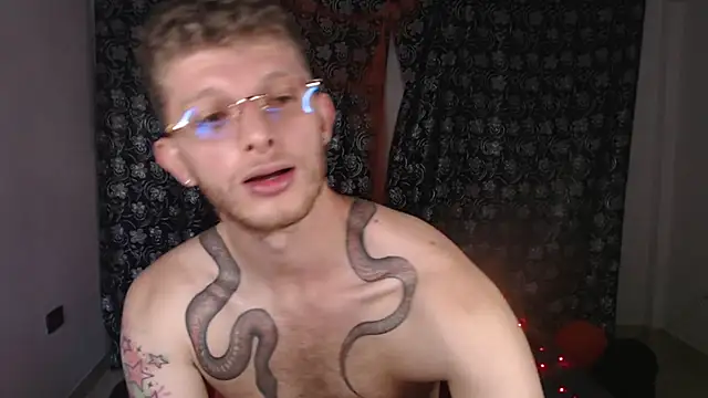 andrewxbii Show in webcam