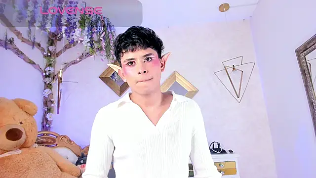 Show modela HungLatinoFemboy na web-kameri