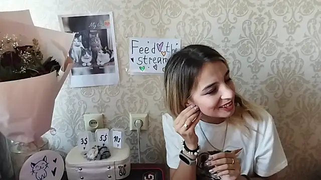 AminaGirls Show in webcam