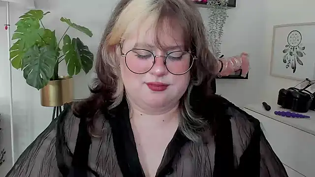 Show modela OpheliaLush na web-kameri