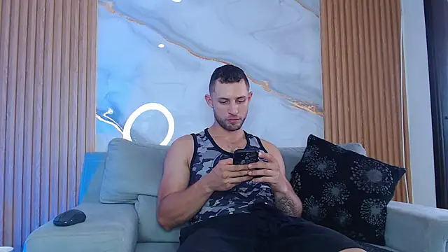 Show modela DUKE_SMITH na web-kameri