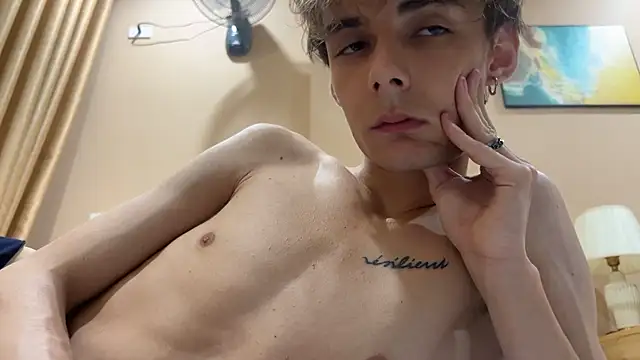 YourLucius webcam show