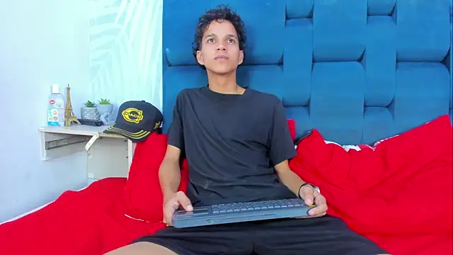 Pertunjukan Kamera Web LatinPrince_