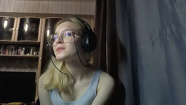Adelinetre Adlı Modelin Canlı XXX Sohbeti