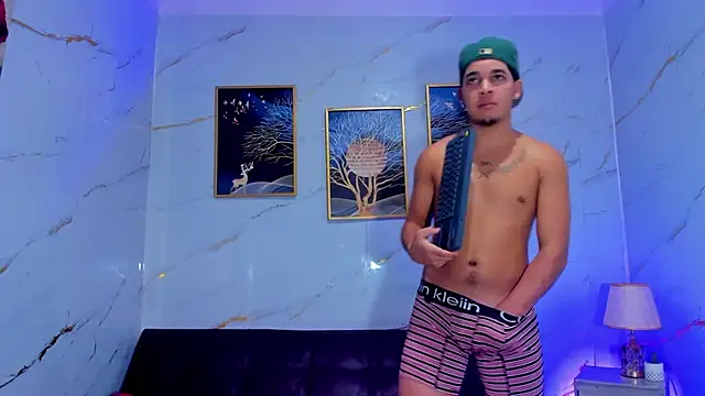 BOYS_IN_THE_EMPIRE: διαδικτυακό σόου στην κάμερα