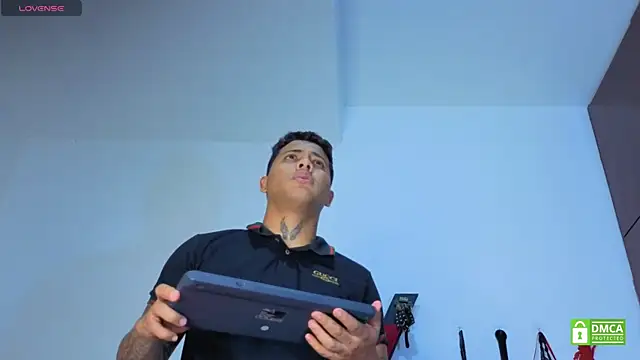 EliteBoysLive: διαδικτυακό σόου στην κάμερα