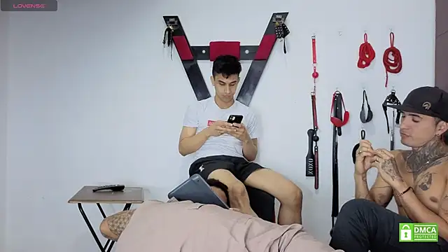 EliteBoysLive: διαδικτυακό σόου στην κάμερα