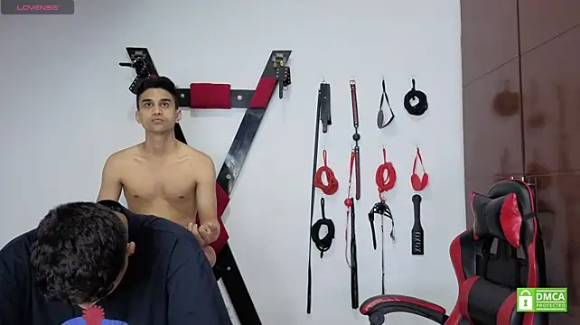 EliteBoysLive: διαδικτυακό σόου στην κάμερα