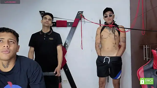 EliteBoysLive: διαδικτυακό σόου στην κάμερα
