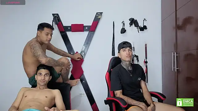 EliteBoysLive: διαδικτυακό σόου στην κάμερα