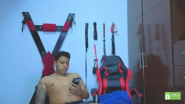 EliteBoysLive: διαδικτυακό σόου στην κάμερα