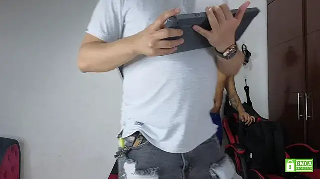EliteBoysLive: διαδικτυακό σόου στην κάμερα