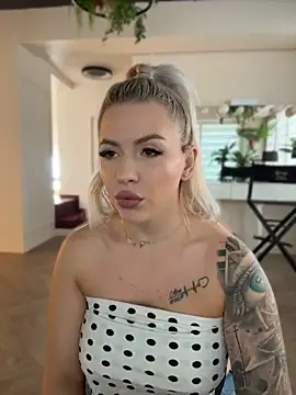 Show modela IveySin na web-kameri