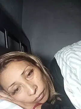alexiajames_13のウェブカメラショー