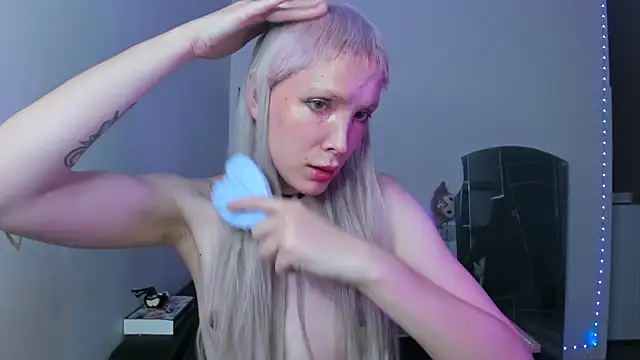 Lyricca: вебкам-шоу