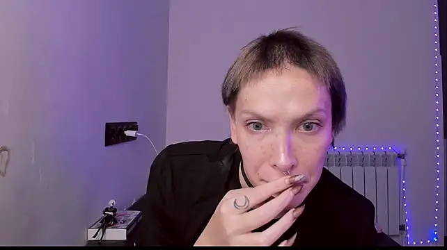Lyricca: вебкам-шоу