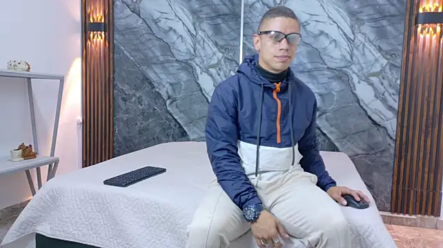 Show modela Thiago_16 na web-kameri