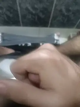 Kiubert_1235: διαδικτυακό σόου στην κάμερα