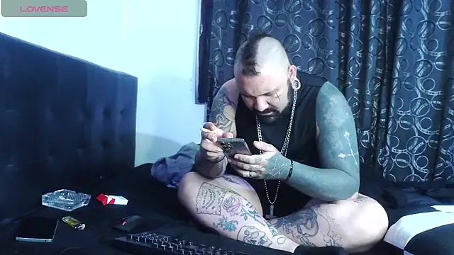 roominkdark's Webcam Show