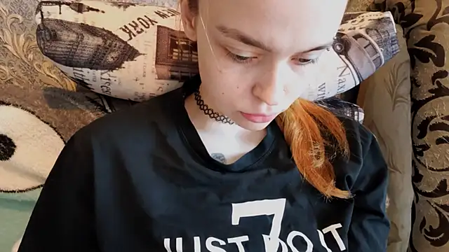 Show modela CaraDelevingnee na web-kameri