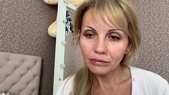 Show modela Luxury_Blonde na web-kameri