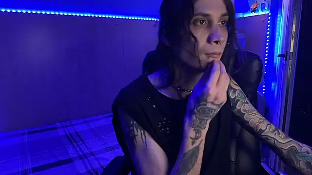 Show modela XAhntiQ na web-kameri