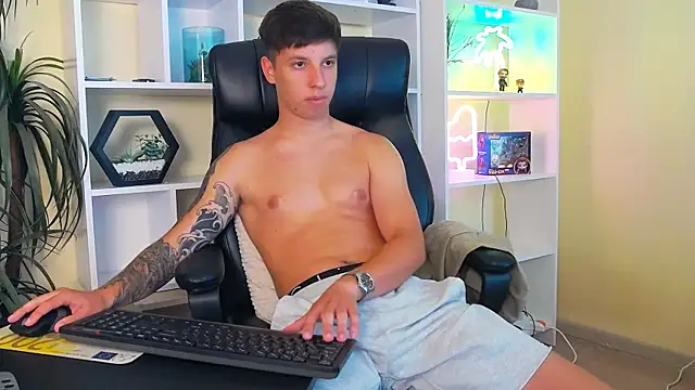 Show modela ThomasEdisonn na web-kameri