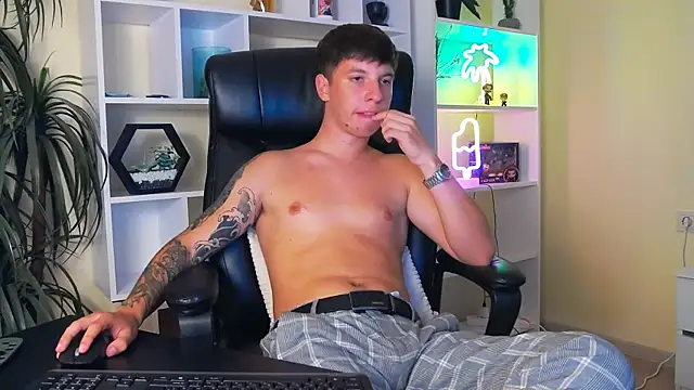 Show modela ThomasEdisonn na web-kameri