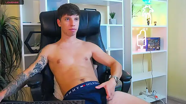 Show modela ThomasEdisonn na web-kameri