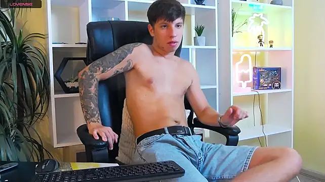 Show modela ThomasEdisonn na web-kameri