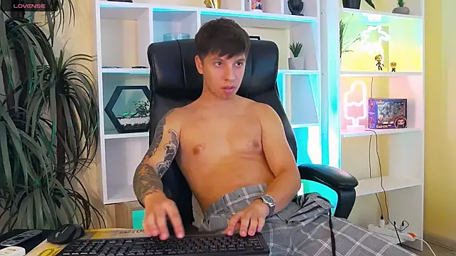 Show modela ThomasEdisonn na web-kameri