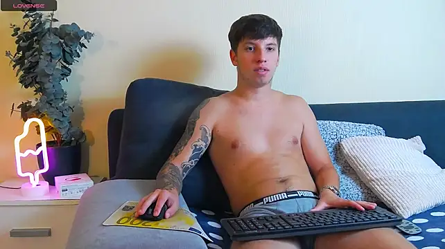 Show modela ThomasEdisonn na web-kameri