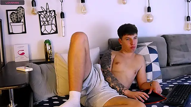 Show modela ThomasEdisonn na web-kameri