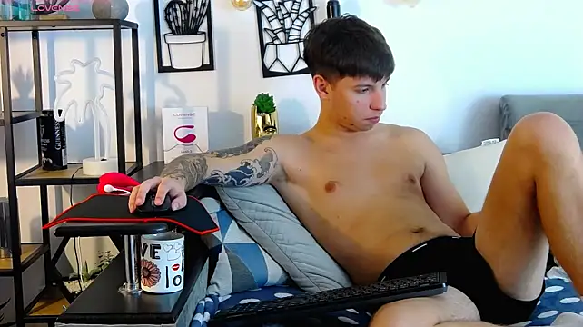 Show modela ThomasEdisonn na web-kameri