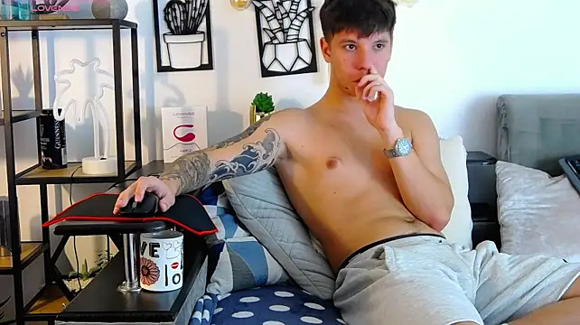 Show modela ThomasEdisonn na web-kameri