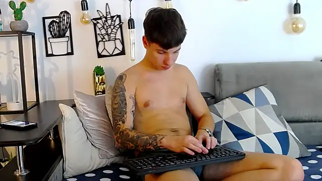 Show modela ThomasEdisonn na web-kameri