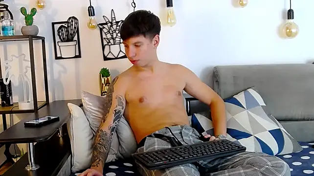 Show modela ThomasEdisonn na web-kameri