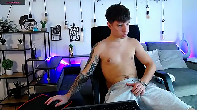 Show modela ThomasEdisonn na web-kameri