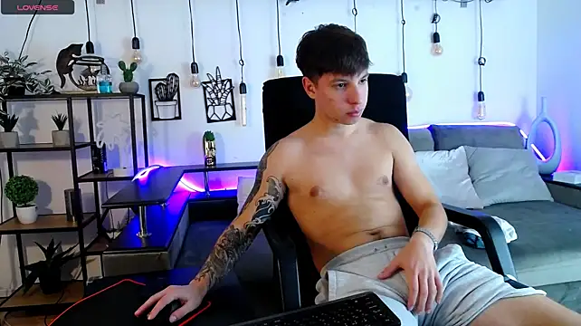 Show modela ThomasEdisonn na web-kameri