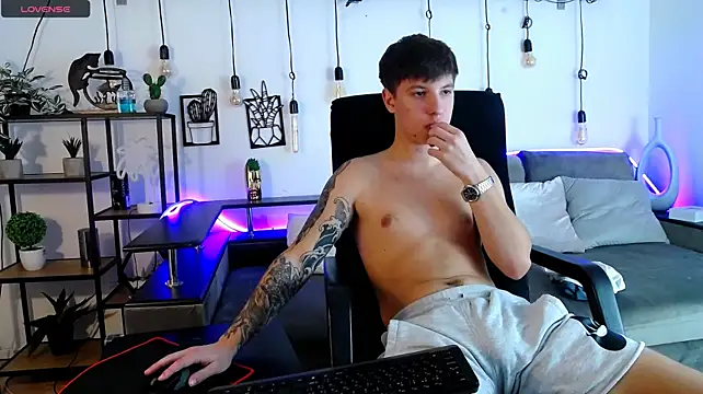 Show modela ThomasEdisonn na web-kameri